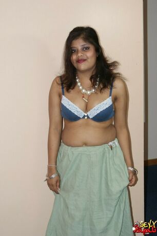 Obese Indian damsel Rupali disrobes