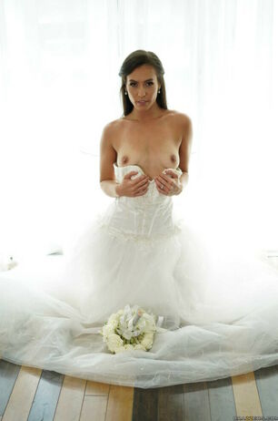 Super-sexy bride Kelsi Monroe doffs